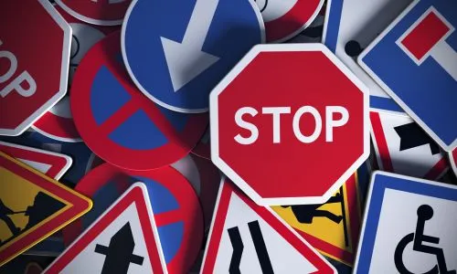 Des dizaines de panneaux empilés : stop, carrefour, travaux, handicap...