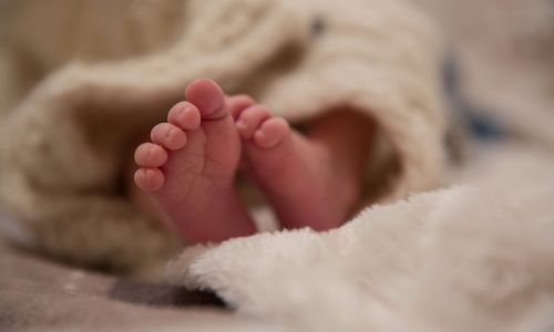 Pieds d’un bébé.