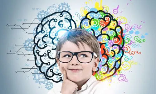 Un enfant sourit devant un dessin de cerveau.