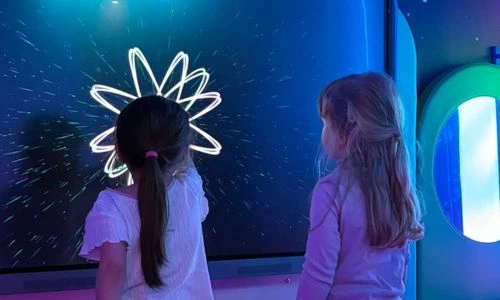 deux petites filles jouent de dos