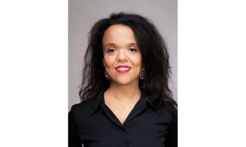 Portrait de Violette Viannay, en chemise noire.