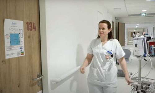 Infirmière marchant dans les couloirs de l’Institut de neurologie à Paris.