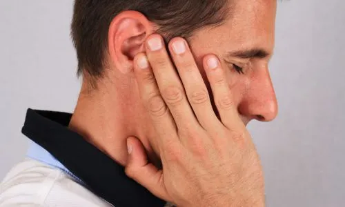Homme qui se tient l&rsquo;oreille