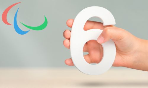 Sur la droite, une main tient le chiffre 6 et, à gauche, se trouvent les agitos.