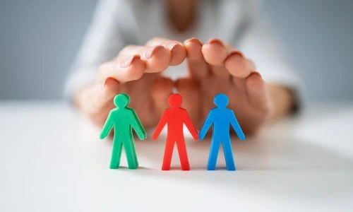 Personne prot&eacute;geant des pions multicolores