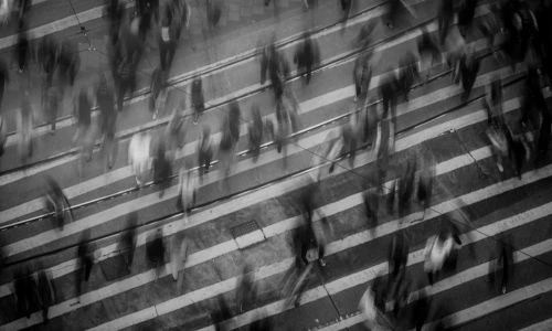 Photographie en acc&eacute;l&eacute;r&eacute; de personnes marchant sur une voie pi&eacute;tonne
