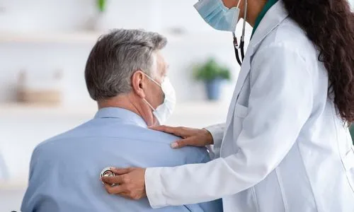 Patient atteint d'une maladie respiratoire, assist&eacute; par un sp&eacute;cialiste m&eacute;dical.