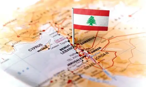 Le drapeau libanais piqu&eacute; sur une carte.