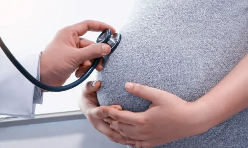 Femme enceinte auscult&eacute;e