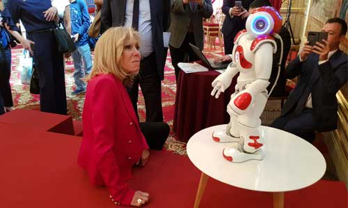 Brigitte Macron s'invite dans une colocation pour jeunes handicapés - Le  Club des Six