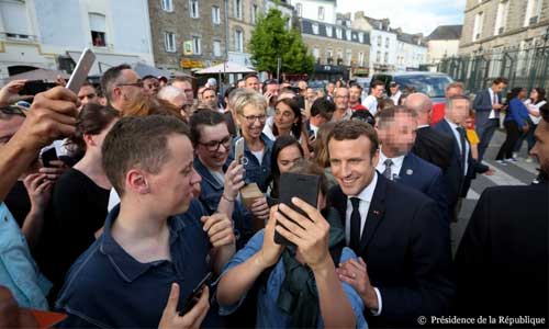 Illustration article Emmanuel Macron s'invite chez un enfant handicapé