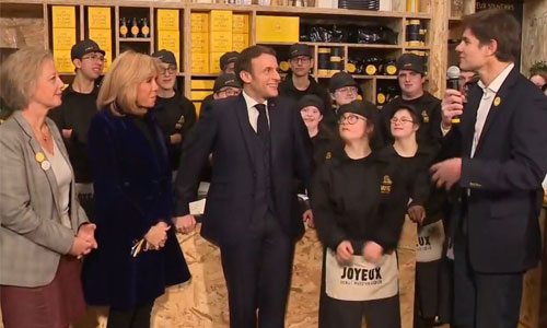 Illustration article Macron inaugure le Café Joyeux des Champs-Elysées