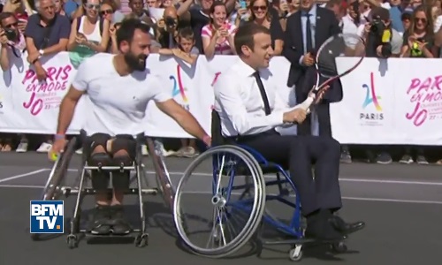 Illustration article Soutien à Paris 2024 : Macron joue en tennis fauteuil