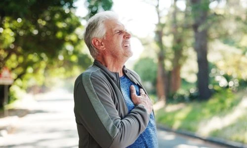 Homme &acirc;g&eacute; souffrant de douleurs thoraciques sur la route.