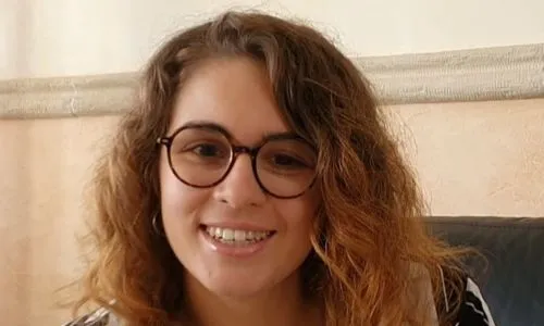 Portrait de Mélissa à son bureau.