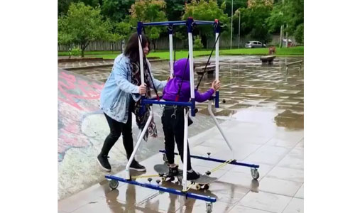 Illustration article Maman ingénieuse crée une machine pour faire du skate adapté