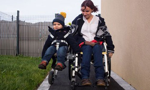 Illustration article Maman myopathe, elle invente un side-car clipsé au fauteuil 