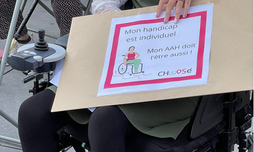 Manif en faveur de l'AAH : "Ton couple, tu le paies cash !"