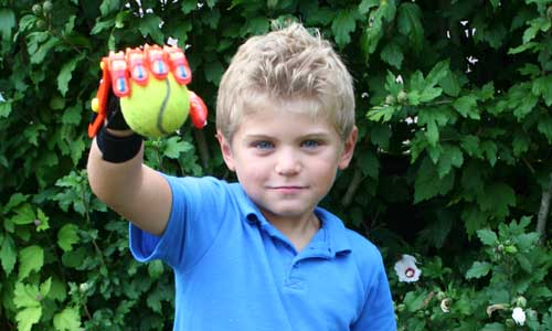 Illustration article Maxence, 6 ans, reçoit une prothèse de main imprimée en 3D