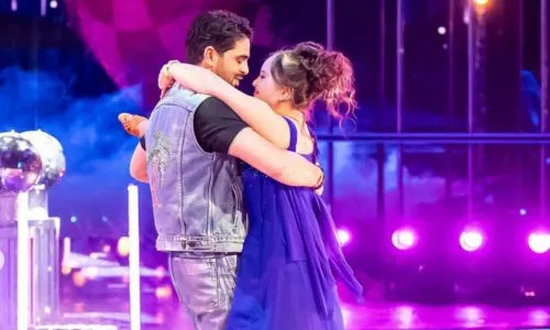 Photo de Mayane et son binôme Christophe Licata sur le parquet de DALS.