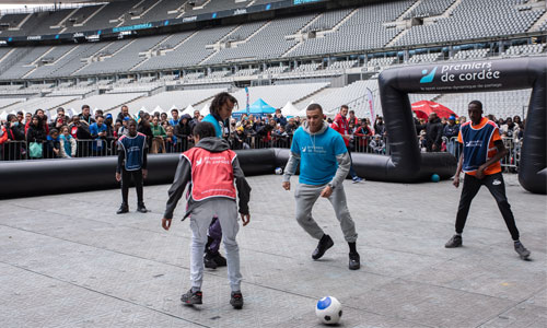 Illustration article Stade de France : Mbappé auprès des enfants malades