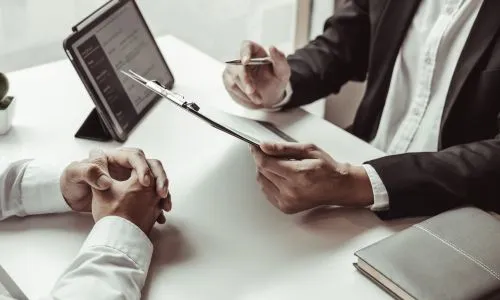 Un homme simule un entretien d’embauche avec un autre.