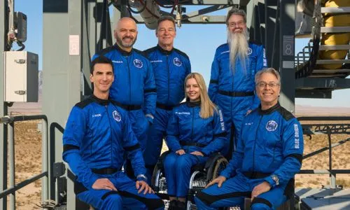 Michaela Benthaus et les 5 autres passagers du vol NS-37 avant d&rsquo;embarquer.