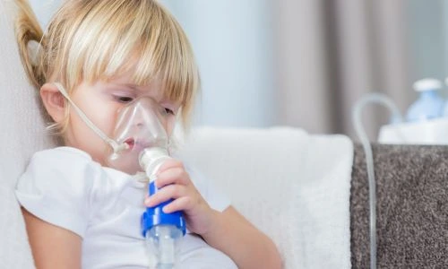 Une petite fille atteinte de mucoviscidose re&ccedil;oit un traitement respiratoire