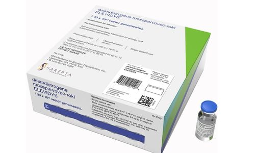 Bo&icirc;te de m&eacute;dicaments Elevidys avec un flacon &agrave; c&ocirc;t&eacute;.