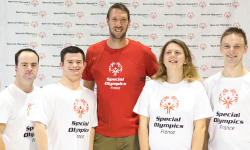 Illustration article Le nageur Alain Bernard plonge avec les Special olympics