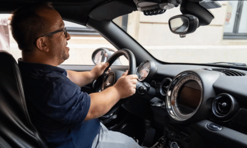 personne de petite taille au volant d'une voiture