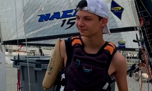 Nathan, jeune skipper, remet les voiles après son amputation