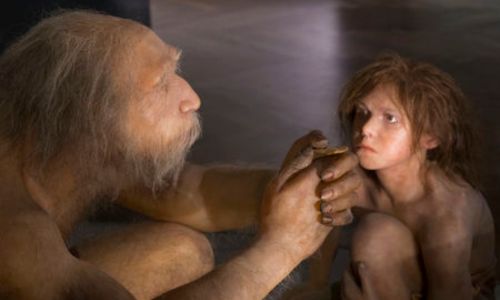 Un Homme de Néandertal parle à un jeune.