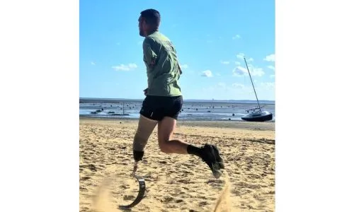 Nicolas Lacambre court sur le sable.