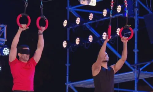 Salim et Manu sur l’épreuve des anneaux de Ninja Warrior.