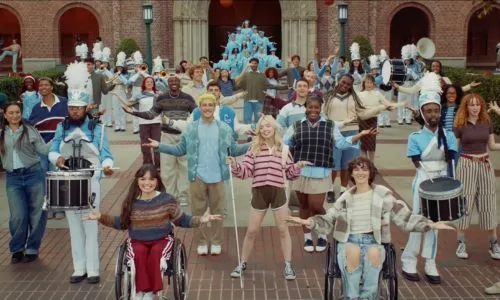 Des dizaines d’étudiants (handicapés et valides) dans un campus universitaire.