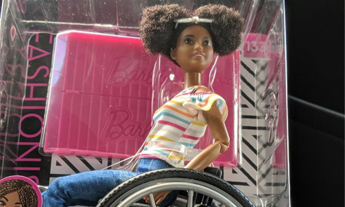 Illustration article La nouvelle Barbie noire en fauteuil roulant enflamme le web