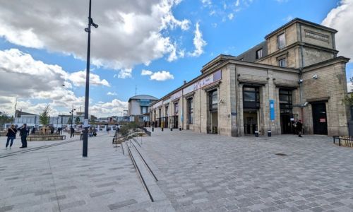 Parvis de la gare avec accès en pente douce pour les fauteuils