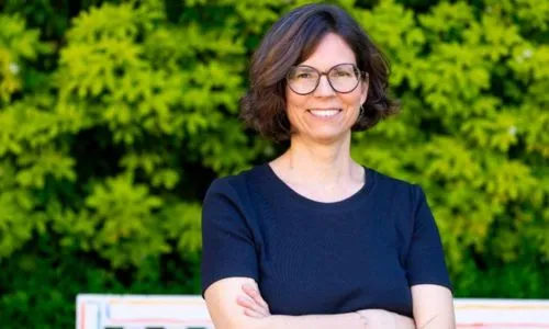 Camille Galliard-Minier souriante, les bras crois&eacute;s.