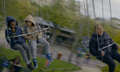 3 enfants non-voyants sur un manège (chaises volantes).