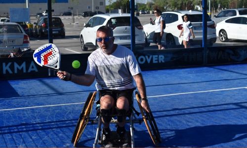 Padel-fauteuil,cousin du tennis: un tournoi mondial au Mans 