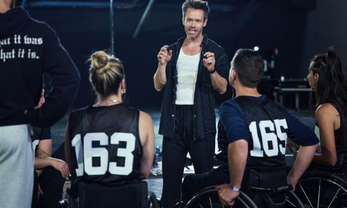 Alexander Ekman échange avec des danseurs en fauteuil roulant.