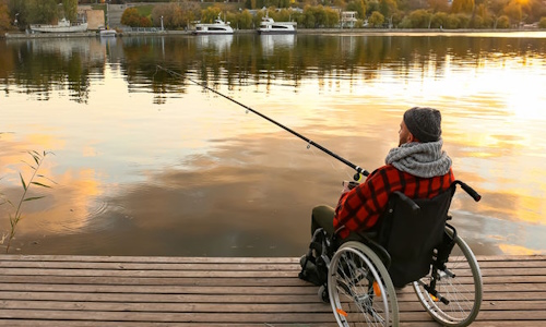 Pécheur en fauteuil roulant