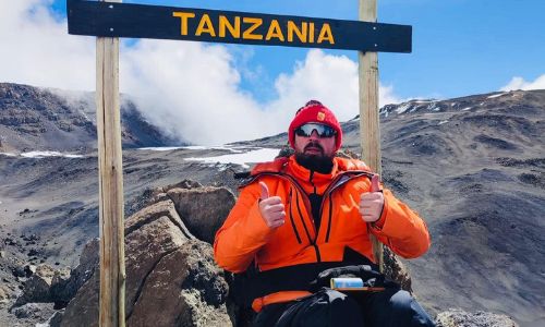 Illustration article Paraplégique depuis un attentat, il gravit le Kilimandjaro