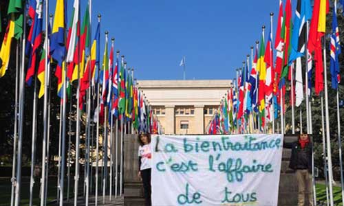 Illustration article Parents en colère manifestent devant le siège de l'ONU