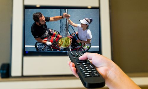 Un match de tennis fauteuil diffusé à la TV.