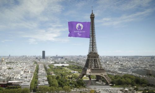 la Tour Eiffel avec un drapeau Paris 2024