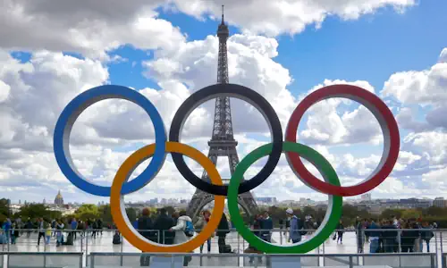 Anneaux olympiques devant la tour Eiffel