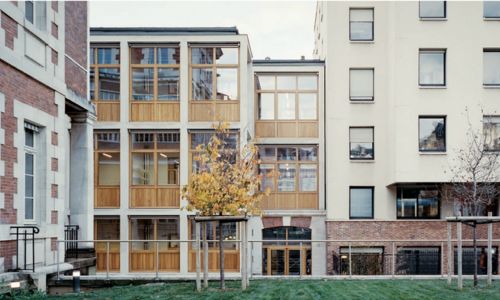 La façade du Ceriah (couleur bois et blanc), au sein de l’Institut Pasteur.