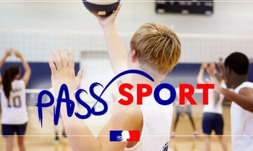 Un jeune qui joue au basket